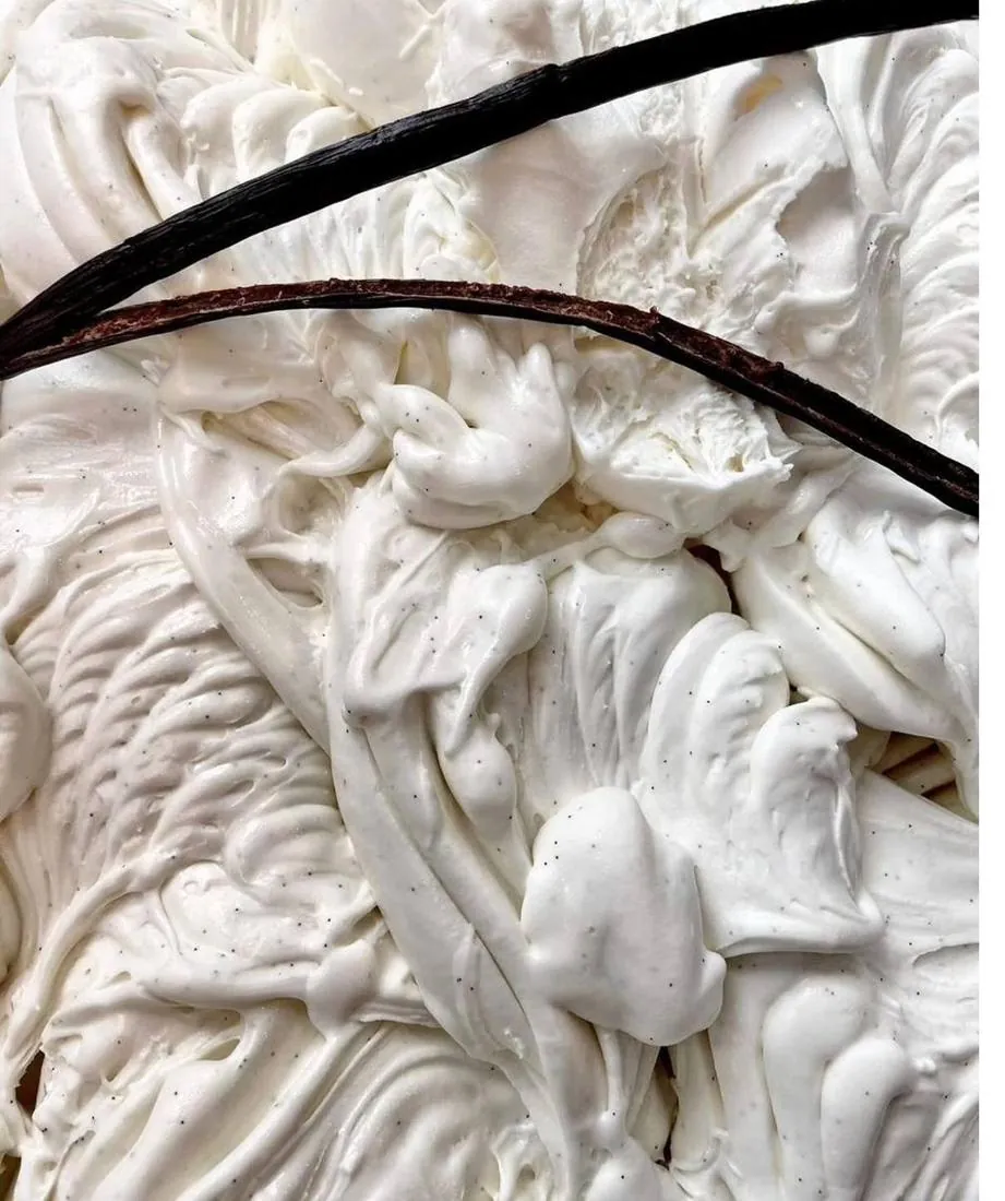 Fava de baunilha sobre chantilly