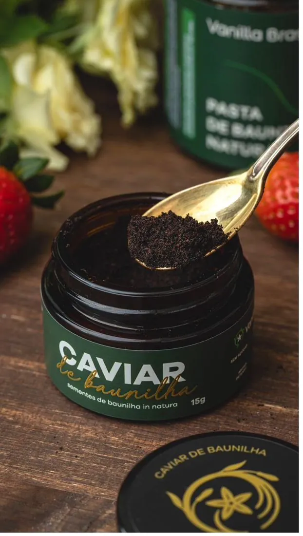 Caviar de baunilha servido com colher